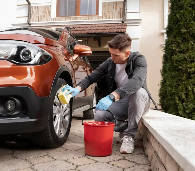 Lavage auto à domicile Saint-Vincent-la-Châtre : professionnel intervenant sur un véhicule